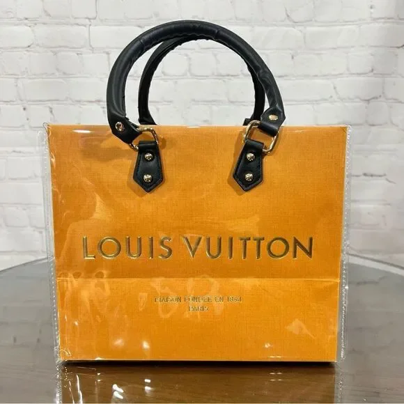 LOUIS VUITTON gift bag holiday 2020 edition wrapped in PVC to a useful crossbody - Picture 3 of 9